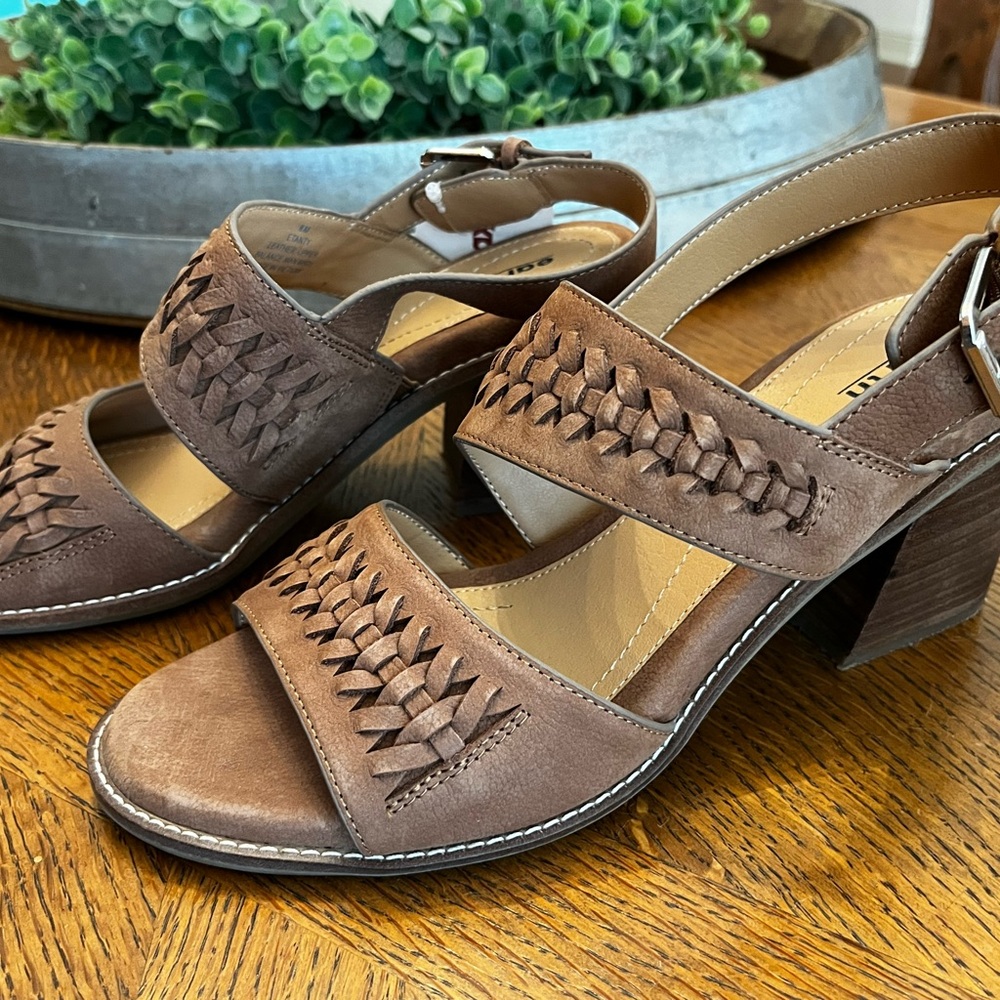 NWT - Earth brand - women’s Woven Strap Sandals - size 8